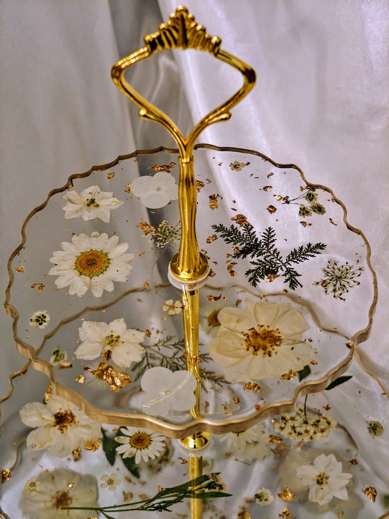 3 tiered resin tray/ cupcake stand/ dessert stand/ real pressed flowers immagine 2