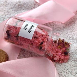 Sal de banho natural com pétalas de rosas e aroma de rosas