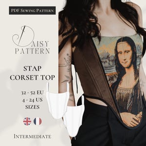 Pode incluir: Um molde de costura em PDF para um top tipo espartilho com alças, rotulado como Daisy Pattern, com tamanhos 32-52 EU e 4-24 US. O design inclui um espartilho castanho com uma estampa da Mona Lisa no painel frontal, ao lado de um desenho.