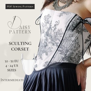 Puede incluir: Un corsé blanco con un estampado pastoral en blanco y negro, con ribete y lazos negros. El corsé se combina con una falda plisada azul oscuro. El texto en la imagen dice "Daisy Pattern" y "Sculpting Corset".