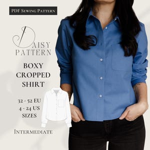 Könnte beinhalten: Ein blaues, kastenförmiges, gecropptes Hemd mit einer Tasche und Knopfleiste. Das Bild enthält Text mit der Aufschrift "PDF Sewing Pattern", "Daisy Pattern", "Boxy Cropped Shirt" und Größenangaben für EU- und US-Größen. Das Hemd wird von einer Person getragen, die eine schwarze Hose trägt.