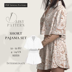 Puede incluir: Un patrón de costura de pijama corto con un estampado celestial blanco y marrón. El patrón incluye tallas 32-52 EU y está etiquetado como intermedio. La imagen también incluye el texto "PDF Sewing Pattern" y "Daisy Pattern".