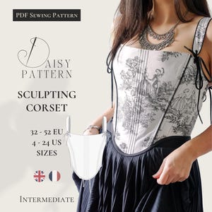 Op de afbeelding: Een PDF-naaipatroon voor een modellerend korset genaamd Daisy Pattern. Het witte korset heeft een zwarte toile de jouy-print, verticale baleinen en zwarte linten bij de schouders. De tekst vermeldt de maten 32-52 EU en 4-24 US en Intermediate.