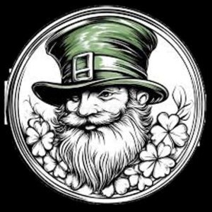Peut inclure: Illustration en noir et blanc d'un leprechaun portant un chapeau vert avec une boucle, une longue barbe blanche et une moustache. Le leprechaun est entour&eacute; de tr&egrave;fles et se trouve dans un cadre circulaire.