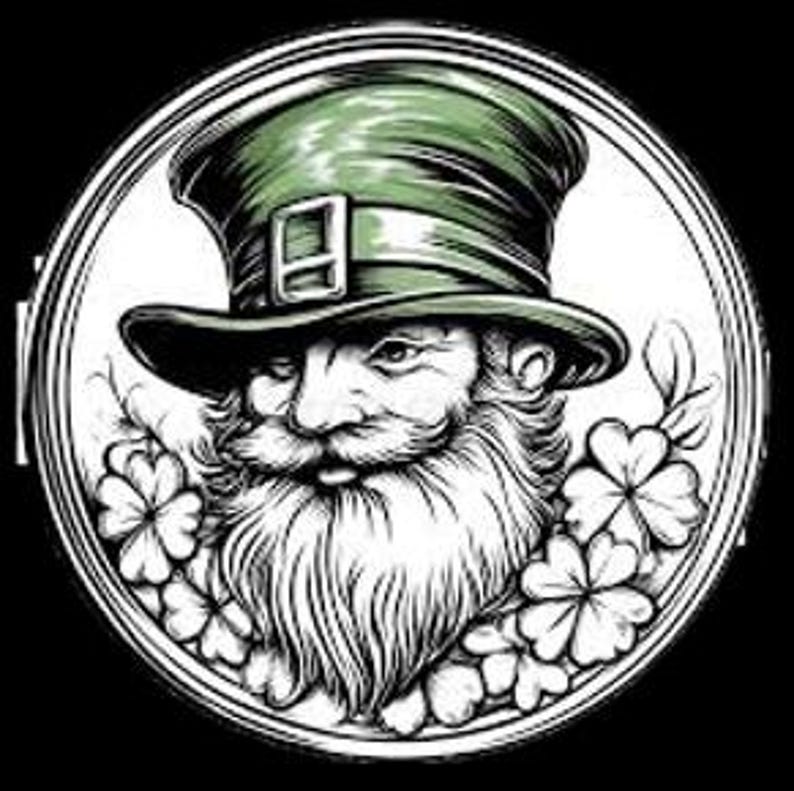 Peut inclure: Illustration en noir et blanc d'un leprechaun portant un chapeau vert avec une boucle, une longue barbe blanche et une moustache. Le leprechaun est entour&eacute; de tr&egrave;fles et se trouve dans un cadre circulaire.