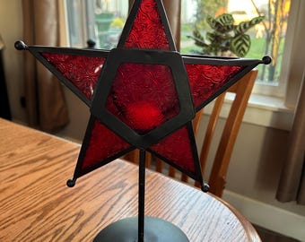 Oszałamiający czerwony świecznik w kształcie gwiazdy ze szkła witrażowego