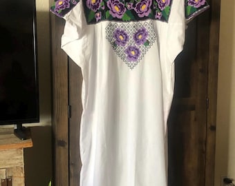 Meksykańska sukienka haftowana ręcznie fioletowymi kwiatami