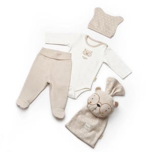 4-Piece Newborn Bear Gift Set – Organic Cotton Bodysuit, Footed Pants, Hat and Plush Bear Pouch – Neutral Baby Shower Outfit 0-3M