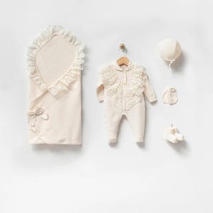 エレガントな女の子用ギフトセット | 新生児必需品 5 点セット、レースロンパース、ミトン、ブランケット、帽子、靴下、ベビーシャワーギフトに最適
