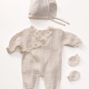 Organic Muslin Baby Clothing Set - Soft Newborn Outfit with Bonnet & Mittens | Perfect Baby Shower Gift | 0-3 Months