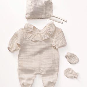 Muslin Baby Romper Set – Organic Cotton Newborn Outfit with Bonnet & Mittens