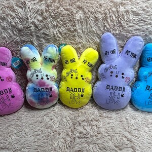 Gepersonaliseerde Lil Peep pluche knuffel met tatoeages in roze, paars, blauw en geel tie-dye.