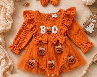 Completo per il primo Halloween da bambina: tutina arancione a forma di zucca con tutù e cerchietto con fiocco, costume per il primo Halloween a tema campo di zucche.