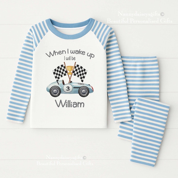 Pijamas de cumpleaños infantiles personalizados con rayas azules y blancas y temática de coches de carreras.