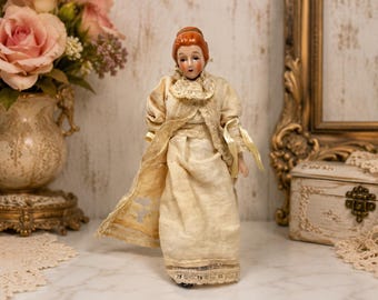 Antieke Duitse bisque porseleinen pop – rood haar, kanten jurk (circa 1900)