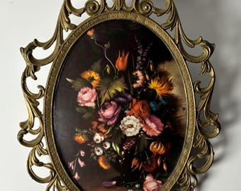 Paar originele Italiaanse rococo-bloemstillevens uit het midden van de eeuw: sierlijke vergulde metalen frames met fluwelen achterkant | Luxe barokke kunst