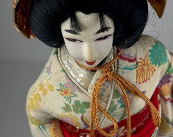 Graça em Movimento — Boneca Gueixa Japonesa Antiga no Estilo Ichimatsu, Vestindo Quimono de Seda, com Rosto Pintado à Mão, Era Showa (c. 1930–1950)