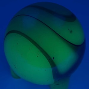 Cenicero vintage de vidrio de uranio: vidrio brillante Art Déco con espiral ámbar