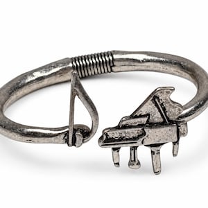 Vintage Klavier- und Noten-Armband in Silberoptik mit flexiblem Verschluss und Federscharnier