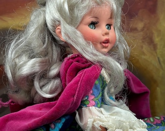 Muñeca Furga italiana vintage (finales de los 60 y principios de los 70) con atuendo original y capa de terciopelo con capucha.
