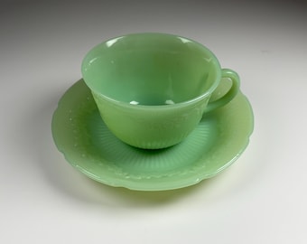 Juego de taza y platillo vintage de jadeíta verde – Rara taza de té de vidrio opalino estilo Depresión con diseño floral, pieza de colección