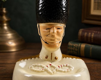 Bandeja de tocador de cerámica Vintage Shields Royal Guard Valet con figura, fabricada en EE. UU., estilo mediados de siglo, soporte para anillos.
