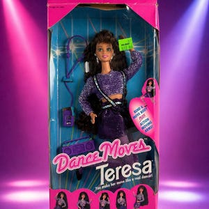 Puede incluir: Una muñeca "Dance Moves Teresa" en caja. La muñeca lleva un atuendo morado con lentejuelas y tiene el pelo largo y oscuro. La caja es rosa y azul con el nombre de la muñeca y la frase "You make her move like a real dancer!" impresa.