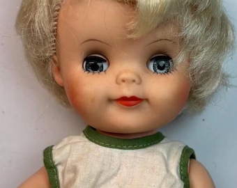 Poupée mannequin blonde vintage aux yeux bleus endormis - Tenue mod des années 60-70