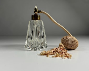 Atomizador de perfume de cristal tallado vintage, botella de spray dorada, decoración de tocador estilo Hollywood Regency.