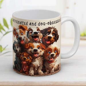 Op de afbeelding: Witte keramische koffiemok met een cartoonillustratie van zeven honden met de tekst "caffeinated and dog-obsessed" gedrukt op de voorkant.