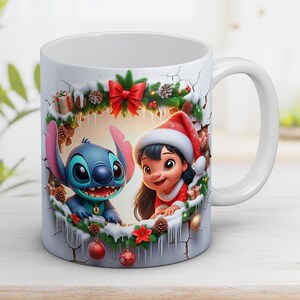 K&ouml;nnte beinhalten: Wei&szlig;e Keramiktasse mit einem weihnachtlichen Design mit Stitch und Lilo. Das Design umfasst einen festlichen Kranz, Schnee und Weihnachtsdekorationen. Die Tasse hat einen wei&szlig;en Griff und ist f&uuml;r Hei&szlig;getr&auml;nke geeignet.