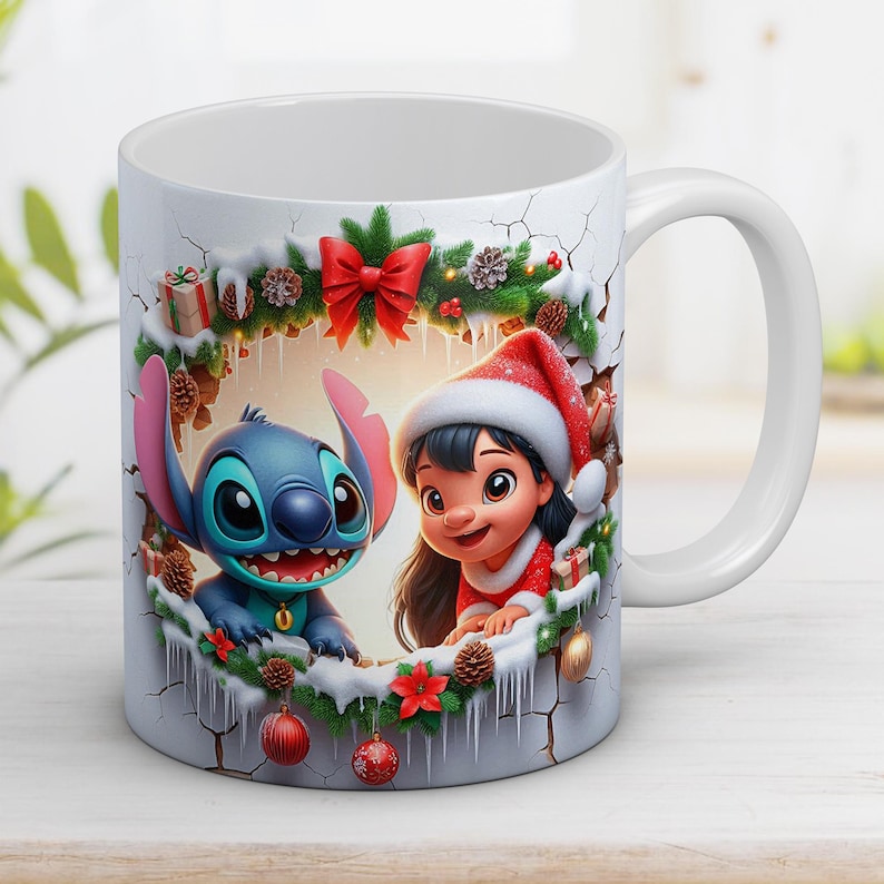 K&ouml;nnte beinhalten: Wei&szlig;e Keramiktasse mit einem weihnachtlichen Design mit Stitch und Lilo. Das Design umfasst einen festlichen Kranz, Schnee und Weihnachtsdekorationen. Die Tasse hat einen wei&szlig;en Griff und ist f&uuml;r Hei&szlig;getr&auml;nke geeignet.