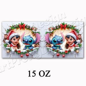 K&ouml;nnte beinhalten: Eine 15 oz Tasse mit einem weihnachtlichen Design mit Lilo und Stitch. Sie tragen Weihnachtsm&uuml;tzen und sind von festlichen Dekorationen umgeben. Das Design umfasst einen Kranz aus Ornamenten, Schnee und Geschenken. Wei&szlig;er Hintergrund.