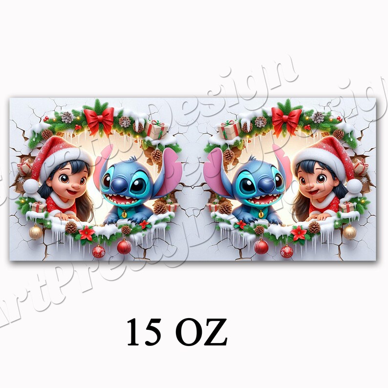 K&ouml;nnte beinhalten: Eine 15 oz Tasse mit einem weihnachtlichen Design mit Lilo und Stitch. Sie tragen Weihnachtsm&uuml;tzen und sind von festlichen Dekorationen umgeben. Das Design umfasst einen Kranz aus Ornamenten, Schnee und Geschenken. Wei&szlig;er Hintergrund.