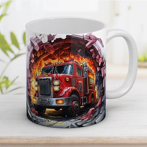 Könnte beinhalten: Eine weiße Keramiktasse mit einem roten Feuerwehrauto, das eine Mauer aus Ziegeln und Flammen durchbricht. Das Auto hat einen schwarzen Kühlergrill und Scheinwerfer, und die Worte "Fire Department" sind an der Seite sichtbar.