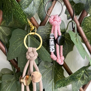 Paracord Kotbeutelhalter für Hunde / Doppel Kotbeutelspender / immer griffbereite Kotbeutel / mit Name  / Geschenk für Hundehalter