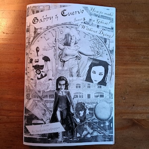 Puede incluir: Un zine en blanco y negro titulado "Gabby & Cuervo: ¡Cómo hacer un fantasma! (Sin morir)" con un collage de imágenes que incluyen una mujer con una corona, una mujer con cabello oscuro y una mujer con una chaqueta negra. El zine es una publicación de Jackson Culpepper.