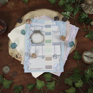 Könnte beinhalten: Ein Stapel hellblauer und weißer Charakterbögen aus Papier für Rollenspiele, mit einer zentralen Abbildung eines Geldbeutels, einem vertikalen Farbmusterstreifen und dem Text Key Moments, umgeben von verschiedenen polyedrischen Würfeln.