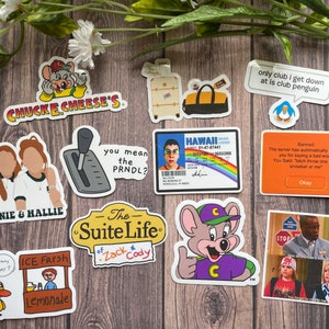 K&ouml;nnte beinhalten: Eine Sammlung von Aufklebern mit verschiedenen Figuren und Designs, darunter eine Comic-Maus, ein Pizzast&uuml;ck, ein Koffer, ein hawaiianischer F&uuml;hrerschein, ein Pinguin, ein Schalthebel, ein M&auml;dchen mit einer roten Schleife, ein M&auml;dchen mit einem gr&uuml;nen Shirt, ein Limostand, eine Ente, eine Comic-Maus mit einem lila Shirt, eine Szene aus der Fernsehserie "Zack & Cody's Suite Life", und eine Szene aus der Fernsehserie "Hannah Montana".