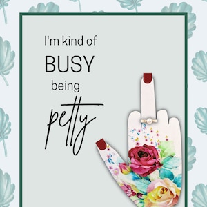 Può includere: Stampa artistica digitale raffigurante una mano con un design floreale e un anello di perle, che mostra il dito medio. Il testo recita "I'm kind of BUSY being petty". Le unghie sono dipinte di bordeaux. Sfondo con motivo a foglie.