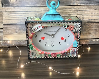 Zegar „Alicja w Krainie Czarów”: ręcznie zdobiony zegar kominkowy
