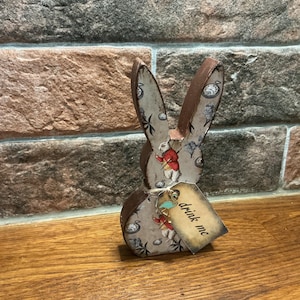 Adornos de madera de conejo decoupage independientes, decoraciones para el hogar, temática de Alicia en el país de las maravillas