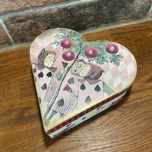 Alice in Wonderland wood compartment jewellery box, trinket box, treasure box great gift idea for any Alice in Wonderland fan.