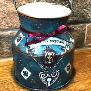 Batidora de leche de Alicia en el país de las maravillas: decoración de Alicia retorcida con decoupage