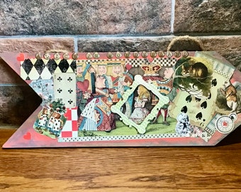 Placa de madeira inspirada em Alice no País das Maravilhas: Decoração artesanal em decoupage para casa, com Chapeleiro Maluco e Coelho Branco.