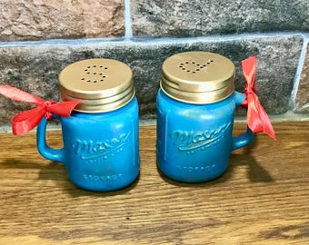 Salero y pimentero en tarro de cristal pintado: azul con tapas doradas