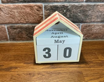 Calendario de escritorio perpetuo de madera de estilo vintage: accesorio organizador pintado a mano.