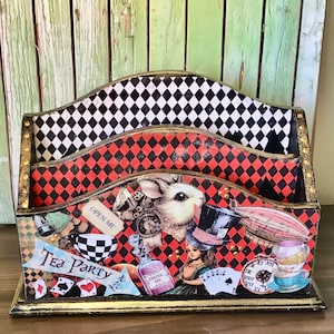 Porta cartas de madera. Porta cartas de decoupage de Alicia en el País de las Maravillas, organizador de escritorio. Regalo Alicia en el País de las Maravillas.