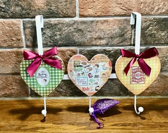 Ganchos para colgar en la puerta con forma de corazón decorados con decoupage: decoración vintage para la cocina con lavanda.