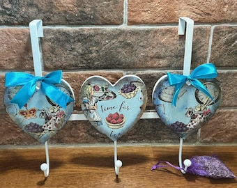 Ganchos para colgar sobre la puerta con forma de corazón inspirados en Alicia en el País de las Maravillas: Perchas de almacenamiento con técnica de decoupage.